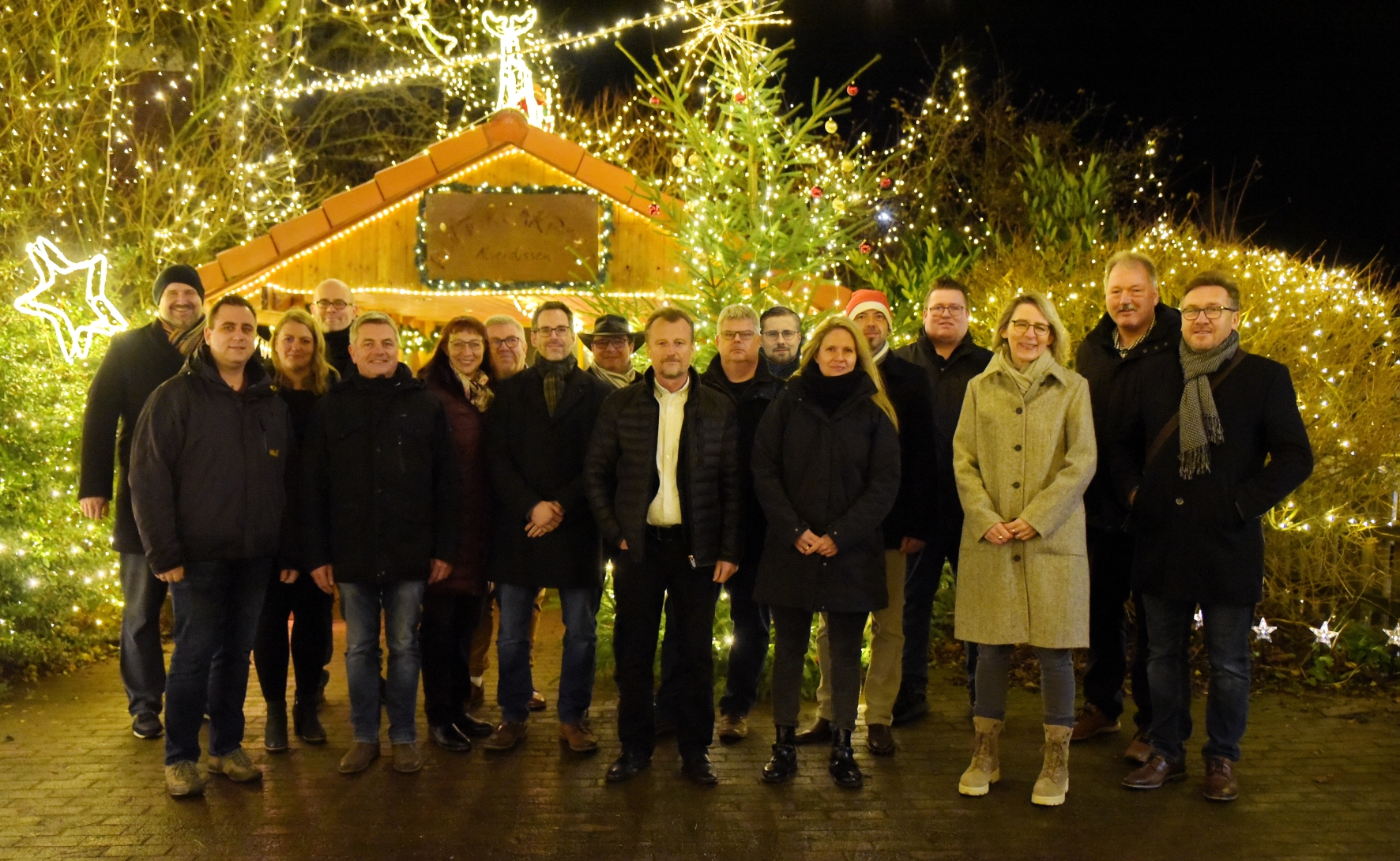 Im Nachgang zur Klausurtagung besuchte die CDU- Fraktion das Alverdisser Weihnachtshaus von Klaus und Inge Dwel. Neben einem Dankeschn fr das Engagement bergaben die Mitglieder einen spontan gesammelten Betrag von 250,--  fr die gute Sache.